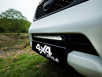 Lazer Lamp Linear 18 & lower grille mounting kit - Navara 16>